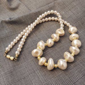 Elegant Baroque style pearl necklace